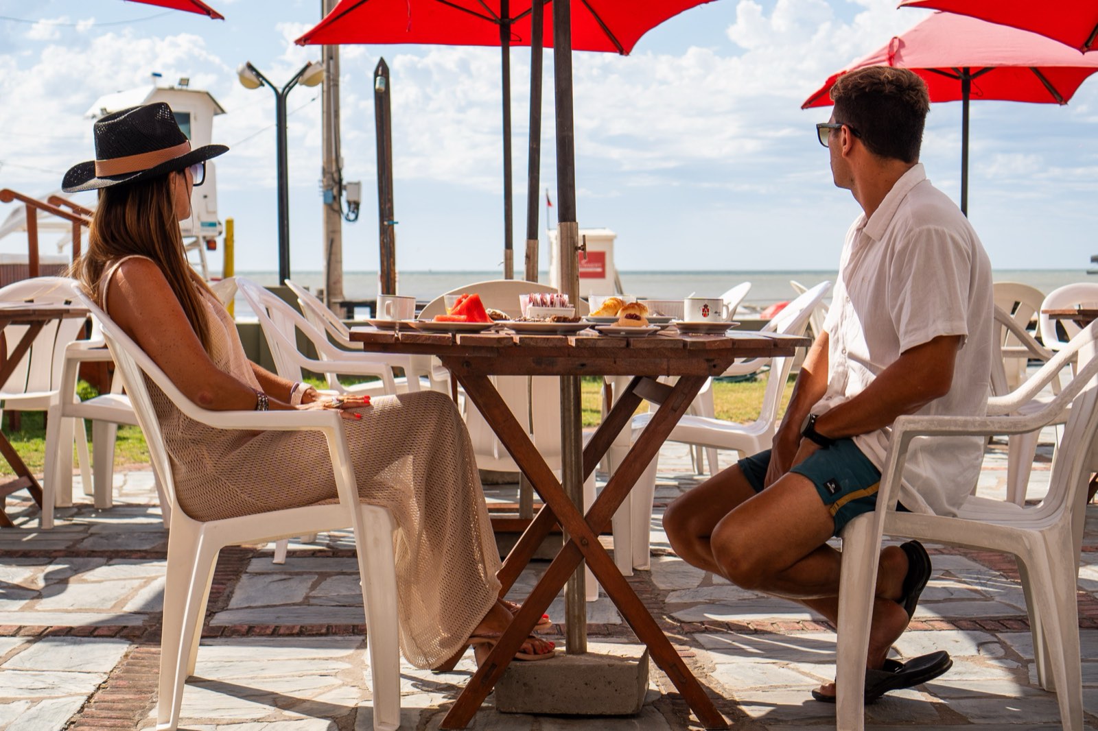 La terraza del Snack Bar frente al mar
